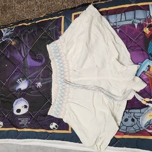 Juniors Shorts Med white women's with pockets. These are shorts.